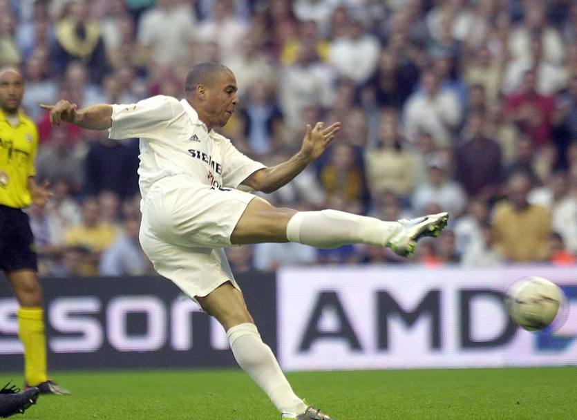 Ronaldo gioca con la maglia del Real Madrid,  il 2002